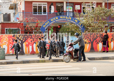 KATMANDU, NÉPAL - Mar 6, 2017 : l'homme non identifié Chhetri tient son casque de motocyclette à côté de la route. Chhetris est le plus peuplé de groupe ethnique Banque D'Images