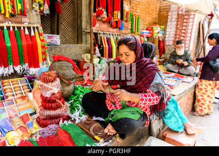 KATMANDU, NÉPAL - Mar 6, 2017 : Unidentified Chhetri femme travaille dans le marché. Chhetris est la plus populeuse, groupe ethnique du Népal Banque D'Images