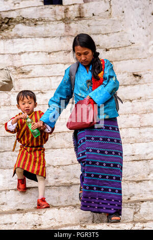 TRIMPHU, BHOUTAN - Mar 8, 2017 : femme Ngalops non identifiés en vêtements traditionnels promenades sur la rue avec un petit garçon. Ngalops est l'un des plus pop Banque D'Images