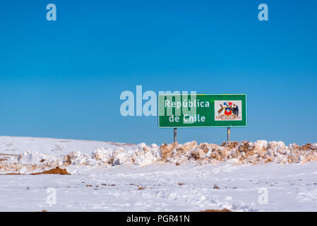 Roadsign Republica de chili sur la route couverte de neige à la frontière avec la Bolivie Banque D'Images