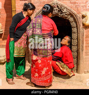 KATMANDU, NÉPAL - Mar 6, 2017 : Unidentified Chhetri trois femmes en vêtements traditionnels parlent de quelque chose. Chhetris est le plus peuplé des grou Banque D'Images