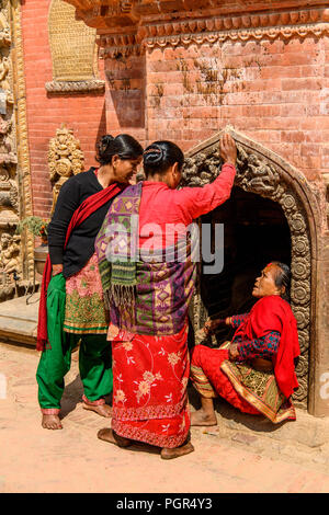 KATMANDU, NÉPAL - Mar 6, 2017 : Unidentified Chhetri trois femmes en vêtements traditionnels parlent de quelque chose. Chhetris est le plus peuplé des grou Banque D'Images