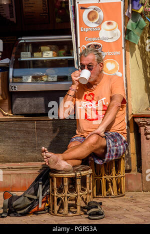 KATMANDU, NÉPAL - Mar 6, 2017 : boissons touristique européen non identifié une tasse de café. Banque D'Images