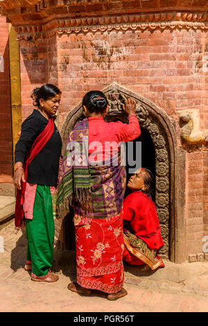 KATMANDU, NÉPAL - Mar 6, 2017 : Unidentified Chhetri trois femmes en vêtements traditionnels parlent de quelque chose. Chhetris est le plus peuplé des grou Banque D'Images