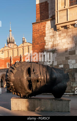 'Eros Eros Bendato" (relié) la statue de l'artiste polonais Igor Mitoraj, Cracovie, Pologne Banque D'Images