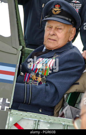 Franciszek Tomczak, pilote de chasse polonais de la Seconde Guerre mondiale. Vétéran de la Seconde Guerre mondiale à Spitfire. Pologne pilote du 306e escadron de guerre de la Royal Air Force Banque D'Images