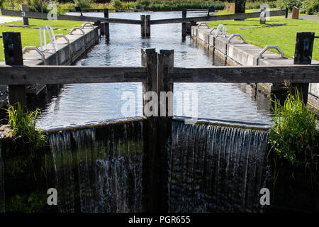 Les inondations de l'eau sur le dessus d'une porte d'écluse au centre de l'hélice sur le Forth et Clyde Canal Banque D'Images