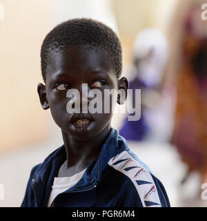 TOUBA, SÉNÉGAL - 26 avr 2017 non identifié : garçon sénégalais Promenades dans la Grande Mosquée de Touba, l'accueil de la confrérie Mouride Banque D'Images