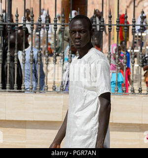 TOUBA, SÉNÉGAL - 26 avr 2017 : Unidentified sénégalais Promenades dans la Grande Mosquée de Touba, l'accueil de la confrérie Mouride Banque D'Images