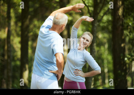 Senior active woman side-coudes dans l'environnement naturel en se tenant debout en face de l'autre Banque D'Images