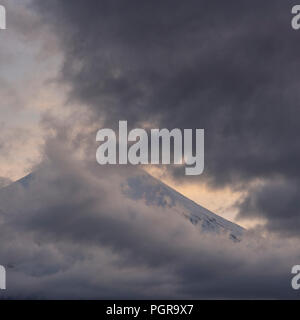 Fuji de montagne avec de belles forme du nuage en haut à Yamanakago,lac Yamanashi Banque D'Images