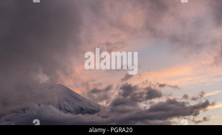 Fuji de montagne avec de belles forme du nuage en haut à Yamanakago,lac Yamanashi Banque D'Images