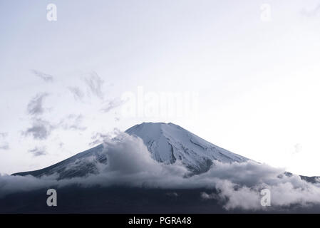 Fuji de montagne avec de belles forme du nuage en haut à Yamanakago,lac Yamanashi Banque D'Images