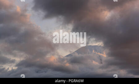 Fuji de montagne avec de belles forme du nuage en haut à Yamanakago,lac Yamanashi Banque D'Images