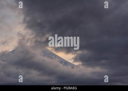 Fuji de montagne avec de belles forme du nuage en haut à Yamanakago,lac Yamanashi Banque D'Images