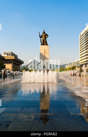 La Statue de l'amiral Yi Sun-shin dans la place Gwanghwamun. Séoul (Corée) Banque D'Images