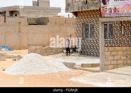 LAC ROSE reg., SÉNÉGAL - AVR 27, 2017 non identifié : petit garçon sénégalais tient sur la corde. Encore beaucoup de personnes vivent dans la pauvreté au Sénégal Banque D'Images