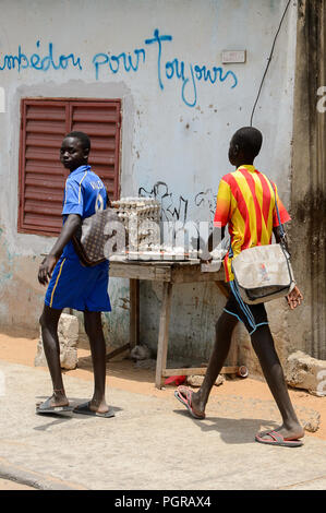 LAC ROSE reg., SÉNÉGAL - AVR 27, 2017 : les garçons sénégalais non identifiés à pied le long de la rue. Encore beaucoup de personnes vivent dans la pauvreté au Sénégal Banque D'Images