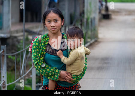 Ha Giang, Vietnam - Mars 17, 2018 : Mère et enfant de la minorité ethnique hmong, dans le nord du Vietnam Banque D'Images