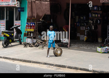 LAC ROSE reg., SÉNÉGAL - AVR 27, 2017 : petit garçon sénégalais non identifiés en costume bleu se trouve à côté de la route. Encore beaucoup de personnes au Sénégal vivent dans po Banque D'Images