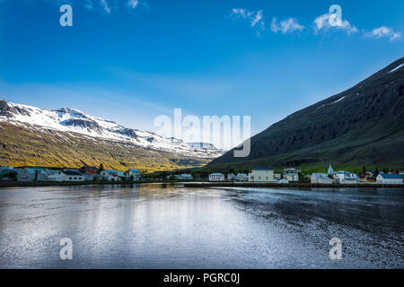 Seydisfjordur est petit et beau village dans le Eastfjords d'Islande Banque D'Images