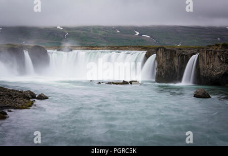 De magnifiques cascades Godafoss en Islande du nord. Vitesse d'obturation lente, effet soie Banque D'Images