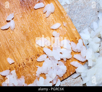 Le riz sur la grande cuillère en bois pour l'ingrédient de cuisine recettes cuisine asiatique extreme close-up Banque D'Images