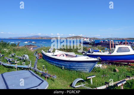 Bateaux sur l'herbe à Baile Mòr sur Iona avec vue sur le son d'Iona à l'île de Mull, Hébrides intérieures, Ecosse Banque D'Images