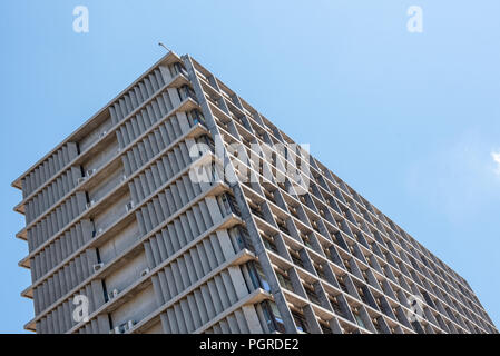 Israël, Tel Aviv - 18 août 2018 : l'hôtel de ville de Tel Aviv conçu par l'architecte Menachem Cohen Banque D'Images