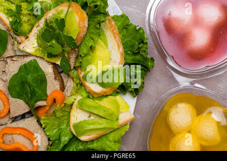 Les tranches de pain frais préparé avec des sandwichs ou de maquereau ou de thon et de foie de porc, Laitue, Persil, toasts à l'avocat et coller ou Banque D'Images