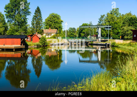 Petit pont à bascule ou pont-levis et un hangar à rouge à Gota canal dans Tatorp, Suède. Banque D'Images
