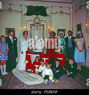 Familienfoto bei der Hochzeit von Rudolf Graf und Herr von Schönburg Glauchau mit Marie Louise Prinzessin von Preussen à Donaueschingen ; als Blumenmädchen : Marie Felicitas Maya Gloria und Deutschland, 1971. Photo de famille au mariage de Rudolf Comte de Schoenburg Glauchau avec Marie Louise Princesse de Prusse à Donaueschingen, Allemagne 1971. Banque D'Images