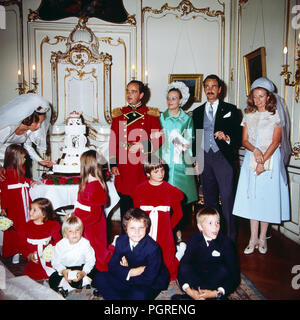 Familienfoto bei der Hochzeit von Rudolf Graf und Herr von Schönburg Glauchau mit Marie Louise Prinzessin von Preussen à Donaueschingen ; als Blumenmädchen : Marie Felicitas Maya Gloria und Deutschland, 1971. Photo de famille au mariage de Rudolf Comte de Schoenburg Glauchau avec Marie Louise Princesse de Prusse à Donaueschingen, Allemagne 1971. Banque D'Images