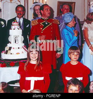 Familienfoto bei der Hochzeit von Rudolf Graf und Herr von Schönburg Glauchau mit Marie Louise Prinzessin von Preussen à Donaueschingen ; als Blumenmädchen : Marie Felicitas Maya Gloria und Deutschland, 1971. Photo de famille au mariage de Rudolf Comte de Schoenburg Glauchau avec Marie Louise Princesse de Prusse à Donaueschingen, Allemagne 1971. Banque D'Images