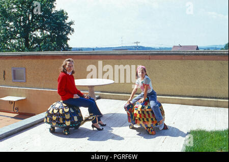 Diane Herzogin von Württemberg mit Tochter Eleonore Fleur à Altshausen, Deutschland 1985. Diane Duchesse de Wurtemberg avec Eléonore fille fleur à Altshausen, Allemagne 1985. Banque D'Images