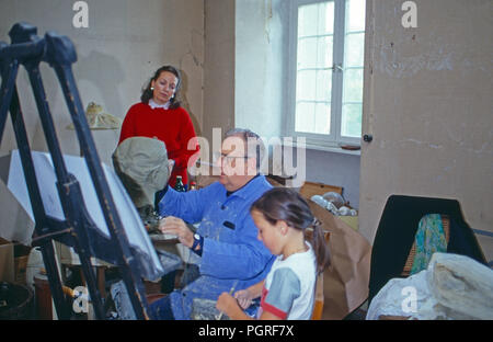 Diane Herzogin von Württemberg mit Tochter Eleonore Fleur zu Besuch bei einem Bildhauer, Deutschland 1985. Diane Duchesse de Wurtemberg avec Eléonore fille fleur visite d'un sculpteur à Altshausen, Allemagne 1985. Banque D'Images