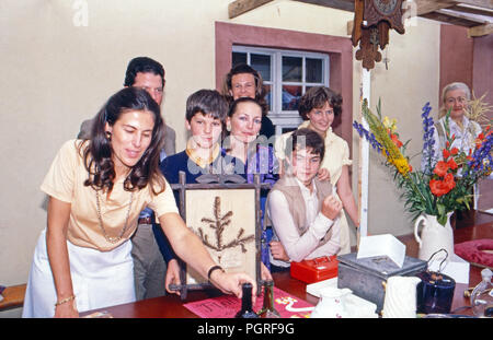 Diane Herzogin von Württemberg auf einer Familie mit ihrer zugunsten Wohltätigkeitsveranstaltung Stiftung à Altshausen, Deutschland 1984. Diane Duchesse de Wurtemberg avec la famille à un événement de bienfaisance pour sa fondation à Altshausen, Allemagne 1984. Banque D'Images