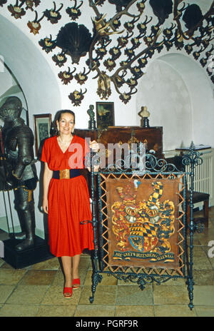 Diane Herzogin von Württemberg mit dem Familienwappen Livres auf Schloss Altshausen, Deutschland 1983. Diane Duchesse de Wurtemberg avec les armoiries de la famille au château d'Altshausen, Allemagne 1983. Banque D'Images