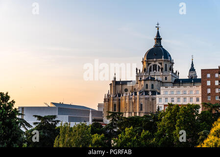 Des toits de la cathédrale de l'Almudena de Madrid. Vue extérieure du parc Vistillas au coucher du soleil Banque D'Images