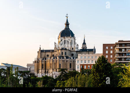 Des toits de la cathédrale de l'Almudena de Madrid. Vue extérieure du parc Vistillas au coucher du soleil Banque D'Images