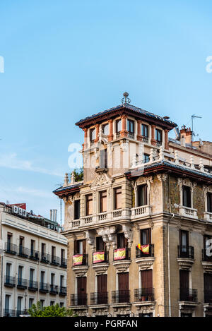 De vieux bâtiments colorés avec des drapeaux espagnols dans les balcons dans Ramales Square à Madrid, Espagne. Low angle view contre ciel bleu avec espace pour copier Banque D'Images