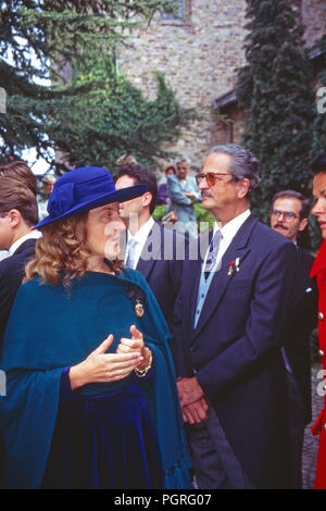 Gäste bei der Hochzeit von Andreas Augst von Habsburg Lothringen mit Maria Christina von Hatzfeld Dönhoff dans Mondorfstraße, Deutschland 1994. Invités au mariage d'Andreas August de Habsbourg Lorraine avec Maria Christine de Hatzfeld Doenhoff à Johannisberg, Allemagne 1994. Banque D'Images