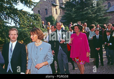 Gäste bei der Hochzeit von Andreas Augst von Habsburg Lothringen mit Maria Christina von Hatzfeld Dönhoff dans Mondorfstraße, Deutschland 1994. Invités au mariage d'Andreas August de Habsbourg Lorraine avec Maria Christine de Hatzfeld Doenhoff à Johannisberg, Allemagne 1994. Banque D'Images