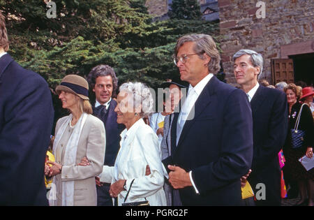 Gäste bei der Hochzeit von Andreas Augst von Habsburg Lothringen mit Maria Christina von Hatzfeld Dönhoff dans Mondorfstraße, Deutschland 1994. Invités au mariage d'Andreas August de Habsbourg Lorraine avec Maria Christine de Hatzfeld Doenhoff à Johannisberg, Allemagne 1994. Banque D'Images