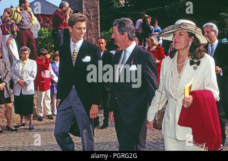 Gäste bei der Hochzeit von Andreas Augst von Habsburg Lothringen mit Maria Christina von Hatzfeld Dönhoff dans Mondorfstraße, Deutschland 1994. Invités au mariage d'Andreas August de Habsbourg Lorraine avec Maria Christine de Hatzfeld Doenhoff à Johannisberg, Allemagne 1994. Banque D'Images