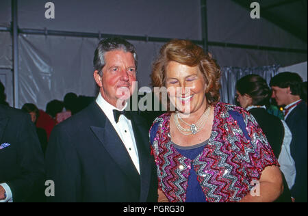 Erzherzog Michael von Österreich und Maria Erzherzogin von Österreich bei der Hochzeit von Andreas Augst von Habsburg Lothringen mit Maria Christina von Hatzfeld Dönhoff dans Mondorfstraße, Deutschland 1994. Michael l'Archiduc d'Autriche et de l'Archiduchesse Maria de l'Autriche au mariage d'Andreas August de Habsbourg Lorraine avec Maria Christine de Hatzfeld Doenhoff à Johannisberg, Allemagne 1994. Banque D'Images