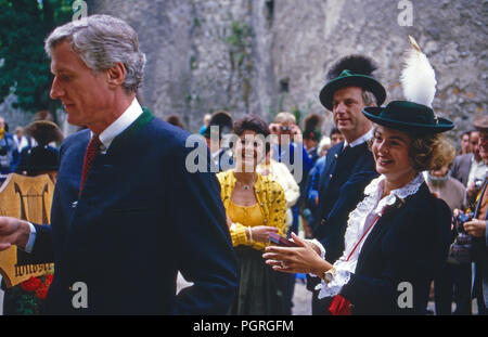 Friedrich Christian Flick Mick mit Ehefrau Maya Gräfin von Schönburg Glauchau bei einer Brunchfeier auf der Festung Hohensalzburg, Österreich 1986. Friedrich Christian Flick Mick avec son épouse la comtesse de Maya Schoenburg Glauchau à un brunch sur la forteresse de Hohensalzburg, Autriche 1986. Banque D'Images