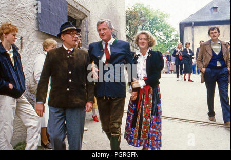 Friedrich Christian Flick Mick mit Ehefrau Maya Gräfin von Schönburg Glauchau bei einer Brunchfeier auf der Festung Hohensalzburg, Österreich 1986. Friedrich Christian Flick Mick avec son épouse la comtesse de Maya Schoenburg Glauchau à un brunch sur la forteresse de Hohensalzburg, Autriche 1986. Banque D'Images