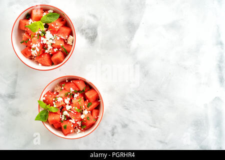 Salade de pastèque dans deux tasses de fromage feta Banque D'Images