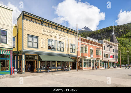 Skagway Mining Co. et boutiques pour touristes dans la rue principale à Skagway, Alaska USA Banque D'Images